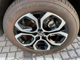 18インチのスポーティーなデザインの純正アルミホイールを装着しております