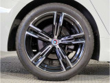 【BMWアロイホイル】軽量かつ強度に拘ったアロイホイル。走行性能ポテンシャルを引き出す設計。車の足元を引き締めてくれる大きなポイントはアロイホイルです。