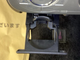 運転席からも助手席からも自由に使えるドリンクホルダー付。