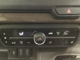 オートエアコンがついてますので、簡単操作で快適に過ごせます。リア熱線のスイッチの中にサイドミラーヒーターも入っています。パネル内のシートヒータースイッチは前席の左右別々に2段階で温度設定ができます。