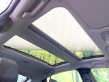 【ガラスルーフ】ガラスルーフ搭載で車内の解放感が一気にアップ!開放的なドライブをお楽しみいただけます。
