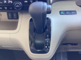 自然に手が届き、操作性の良いインパネシフトに、パーキングブレーキは、フットブレーキタイプなので、運転席と助手席の間はすっきりしています。