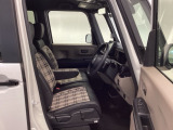 フロントは助手席と繋がったベンチシートです。運転席は、高さを調整できるハイトアジャスター付きです。