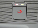 急病時や危険を感じた時、SOSコールスイッチを押すと専門のオペレータに繋がって、警察や消防への連携をサポートしてくれます。また、万が一の事故発生時には、エアバッグ展開と連動して自動通報します。