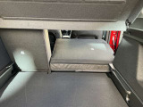 リヤシートは分割して倒せるので、乗員や荷物に合わせてアレンジできます!