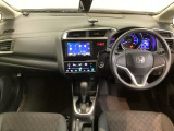 車内は光触媒抗菌消臭施工済です。スタイリッシュなデザインでスポーティなインパネ周りを演出します。グローブボックスやカップホルダーのほかにトレーなどたくさんの収納スペースが付いています。