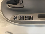 【パワーウィンドウスイッチ】ワンタッチで、パワーウインドウやドアミラーを操作できます。