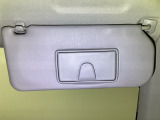 日差しをカットしながら、身だしなみもチェックできます。鏡付きサンバイザーで一石二鳥。