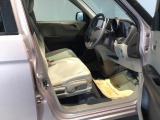 【ベンチシート】運転席と助手席の移動もスムーズ!狭い駐車場での乗り降りや、お子様の乗り降りにも便利です。座席の間にコンソールボックスやドリンクホルダーがないため、車内空間が広く感じます。