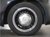 ハーフホイールキャップ14インチを装備!ターボ車にはメッキホイールリングも加わり、カジュアルに足元を彩るデザイン。