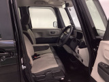 【ベンチシート】運転席と助手席の移動もスムーズ!狭い駐車場での乗り降りや、お子様の乗り降りにも便利です。座席の間にコンソールボックスやドリンクホルダーがないため、車内空間が広く感じます。