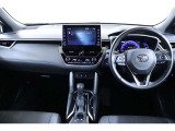 室内はディスプレイオーディオを起点としてエアコン、センターコンソール、アームレストに連なる様なデザインとした上に、各操作スイッチ等も使いやすい位置に配置され安定した運転が出来る仕様に構成されています。