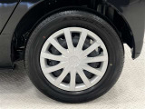 タイヤサイズは155/70R13!残り溝は6ミリ程度です!ホイールキャップに傷があります。