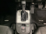 CVT車のセレクトレバーです。低速から高速まで、変速ショックのないスムーズな走りと、エンジン効率のよい領域を維持して燃費にも貢献します。サイドブレーキはスイッチ操作の電子制御パーキングブレーキです。