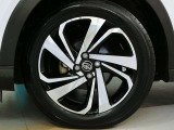 車のデザインにマッチした純正アルミホイール
