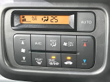 【オートエアコン】一度お好みの温度に設定すれば、車内の温度を検知し風量や温度を自動で調整。暑い&hellip;寒い&hellip;と何度もスイッチ操作をする必要はありません。快適な車内空間には必須の機能ですね♪