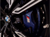 BMWの純正アロイホイールは軽量かつ強度にも優れているホイールで走行性能を引き上げる設計になっております。足元にもBMWは妥協がなくこだわっている個所になります。