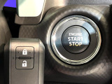 【キーレススタートシステム】カバンやポケットに入れたままでもドアの施錠・解錠が可能なスマートキーを装備。エンジンのオン・オフ時もカギを取り出す必要が無いからとっても便利です♪