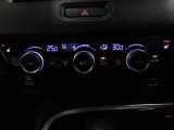 オートエアコンは左右席で独立温度コントロールが可能です。運転席はキンキンに冷やして助手席はマイルドにと言った設定が可能です☆暑さ寒さでケンカすることもなくなりますね♪