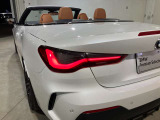 L字型リアコンビランプ:BMWの伝統的なデザインのひとつです。夜間でも誰が見てもBMWとわかる印象的なデザイン。