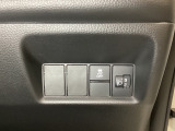 ハンドルの右側にはヘッドライトレベライザーとVSA(ABS+TCS+横滑り抑制)の解除スイッチがついています。ヘッドライトレベライザーは道路状況や積荷の加重に応じてライトの高さを調節できます。