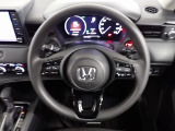 ハンドル左側にはオーディオ操作が出来るオーディオリモートコントロールスイッチ、右側にはHonda SENSINGとオートクルーズコントロールのスイッチを装備!