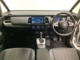 車内は光触媒抗菌消臭施工済です。インパネ周りはスタイリッシュなデザインです。グローブボックスやカップホルダーのほかにトレーなどたくさんの収納スペースが付いています。