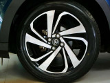 車のデザインにマッチした純正アルミホイール