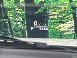 【ヘッドアップディスプレイ】現在の速度や走行情報をデジタル表示で運転席前方のガラスに投影!運転中、目線をずらさず必要な情報を確認できるのでとっても便利で安心!