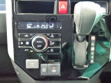 オートエアコンを装備しておりますので、四季を通じて車内を快適な温度に保つことが出来ます!高級感が有りますね!