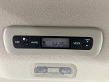 【リアオートエアコン】広い後部座席には必須の機能!風量や温度を自動で調整し前席と同様な車内環境にしてくれるリアオートエアコンを装備。夏の暑さも冬の寒さもストレスなく快適にお過ごしいただけます♪