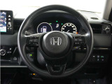 【本革巻きステアリング】ステアリングは運転中、常に触れる部分。しっとりとした上質な触れ心地がドライブ体験を彩ります。グリップが効き滑りにくいのもメリットです♪
