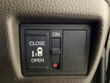 左側電動スライドドアは運転席からでも操作ができるように、ハンドル付近に開閉の操作スイッチが付いています。