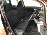 運転席の座面高さを調整できるシートリフターが付いています。フロントシートはベンチシートを採用で、座面も広く使い勝手もいいですよ♪