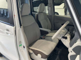 運転席まわりです。運転席からの視界が左右に広く隅々まではっきりと見渡せます!クルマの前端も把握しやすく安心して運転できます!