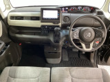 車内は光触媒抗菌消臭施工済です。スタイリッシュなデザインで暖かみのあるインパネ周りを演出します。グローブボックスやカップホルダーのほかにトレーなどたくさんの収納スペースが装備されています。