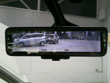 【デジタルインナーミラー】従来のルームミラーと比べて見える範囲が広く、後部座席に乗員がいたり荷物を多く積んでいても後方視界をクリアに確認ができる便利な装備です♪