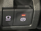 【電動パーキングブレーキ】パーキングブレーキは便利な電動式!ボタン一つで操作でき、アクセルを踏めば自動で解除されます♪レバーやペダルが無いので運転席廻りもすっきりしますね♪