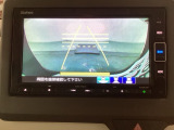 バックでの車庫入れも安心です! リアカメラが付いているバックモニター付のナビを装備しております。操作線もついており距離感も画面から確認できます。
