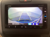 バックでの車庫入れも安心です! リアカメラが付いているバックモニター付のナビを装備しております。操作線もついており距離感も画面から確認できます。