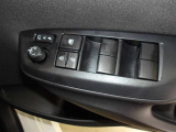 パワーウィンドウスイッチで運転席から全席の窓の開閉ができます。