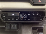 セレクトレバーの左上にオートエアコンがついてますので簡単操作で快適に過ごせます。シートヒータースイッチ内蔵で前席の左右別々に2段階で温度設定ができます。