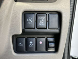 片側(助手席側)オートスライドドアです♪運転席のボタンやキーのボタンでも開閉できます!手荷物がいっぱいの時でも簡単にドアの開け閉めができるのでとっても便利です♪