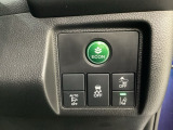 Hondaセンシング用の、VSA(ABS+TCS+横滑り抑制)解除とレーンキープアシストシステムのメインスイッチなどはハンドルの右側に装備しています。燃費に役立つECONボタンもここです。