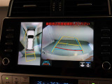パノラミックビューモニター付きです。車両を上から見たような映像をモニター画面に表示。運転席からの目視では見にくい、車両周辺の状況をリアルタイムでしっかり確認できます。
