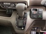 シフトはインパネシフト、パーキングブレーキは電子制御となっています。