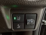 ハンドルの右側にはヘッドライトレベライザーと路外逸脱抑制機能のオンオフスイッチなどがついています。ヘッドライトレベライザーは道路状況や積荷の加重に応じてライトの高さを調節できます。