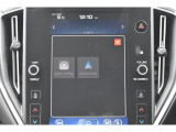 Apple CarPlay/Android Autoに対応しスマートフォンにインストールされているアプリを大画面に表示して使用できるほか、音声認識による操作も可能です。