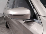 【BMWミラー】視認性の高いスタイリッシュなミラー。自動防眩機能も付いており夜間のドライビングをサポートします。