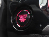 スマートキーを携帯し、ドアハンドルのセンサーにタッチするだけで施錠、ドアハンドルを握るだけで、解錠できます。プッシュスタートエンジンです♪ブレーキを踏みながらボタンを押すだけ。